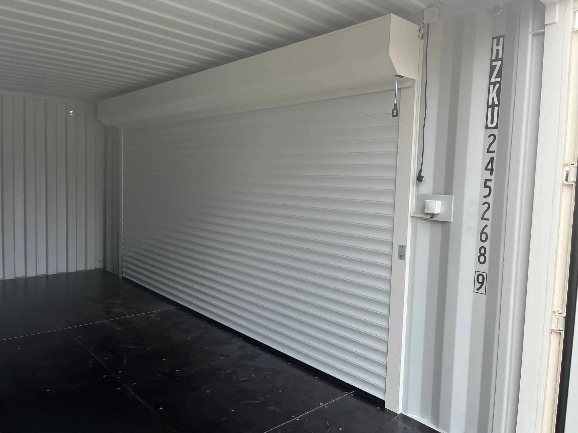 contenedor marítimo de 20 pies en color blanco ral 9010 con persiana lateral manual – hzku 245 268 9 contenedor marítimo de 20 pies en color blanco ral 9010 con persiana lateral manual – hzku 245 268 9