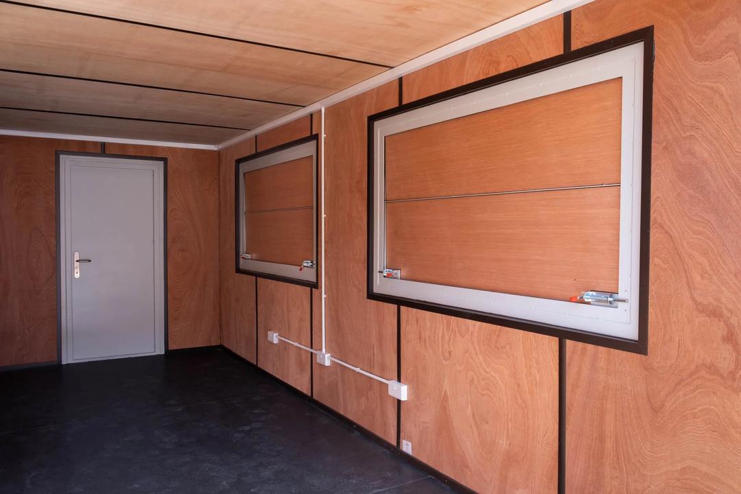 contenedor maritímo de 20 pies con doble trampilla de servicio. contenedor maritímo de 20 pies con doble trampilla de servicio.